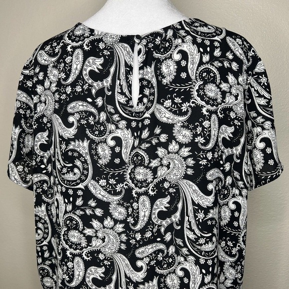 Express Black & White Floral Paisley Short Sleeve Lightweight Keyhole Top Sz L - Picture 6 of 10